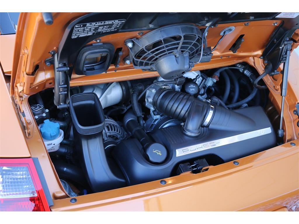 Gold-Porsche-Targa-4S-Engine